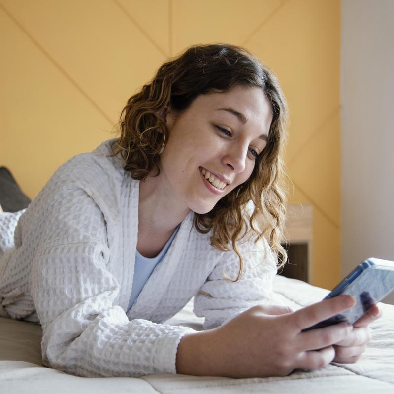 Une élève révise le code sur son téléphone
