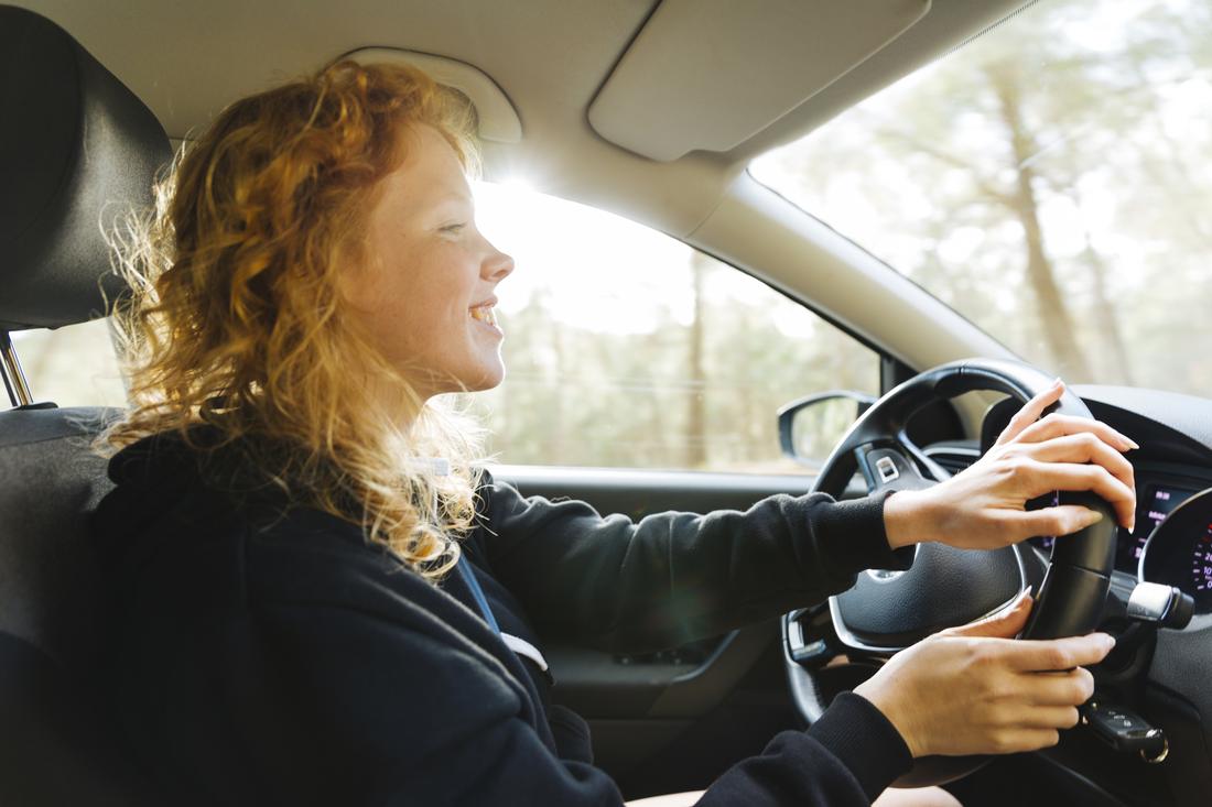 Une élève au volant, souriante