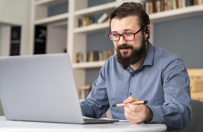 Un formateur au travail dans le centre de formation